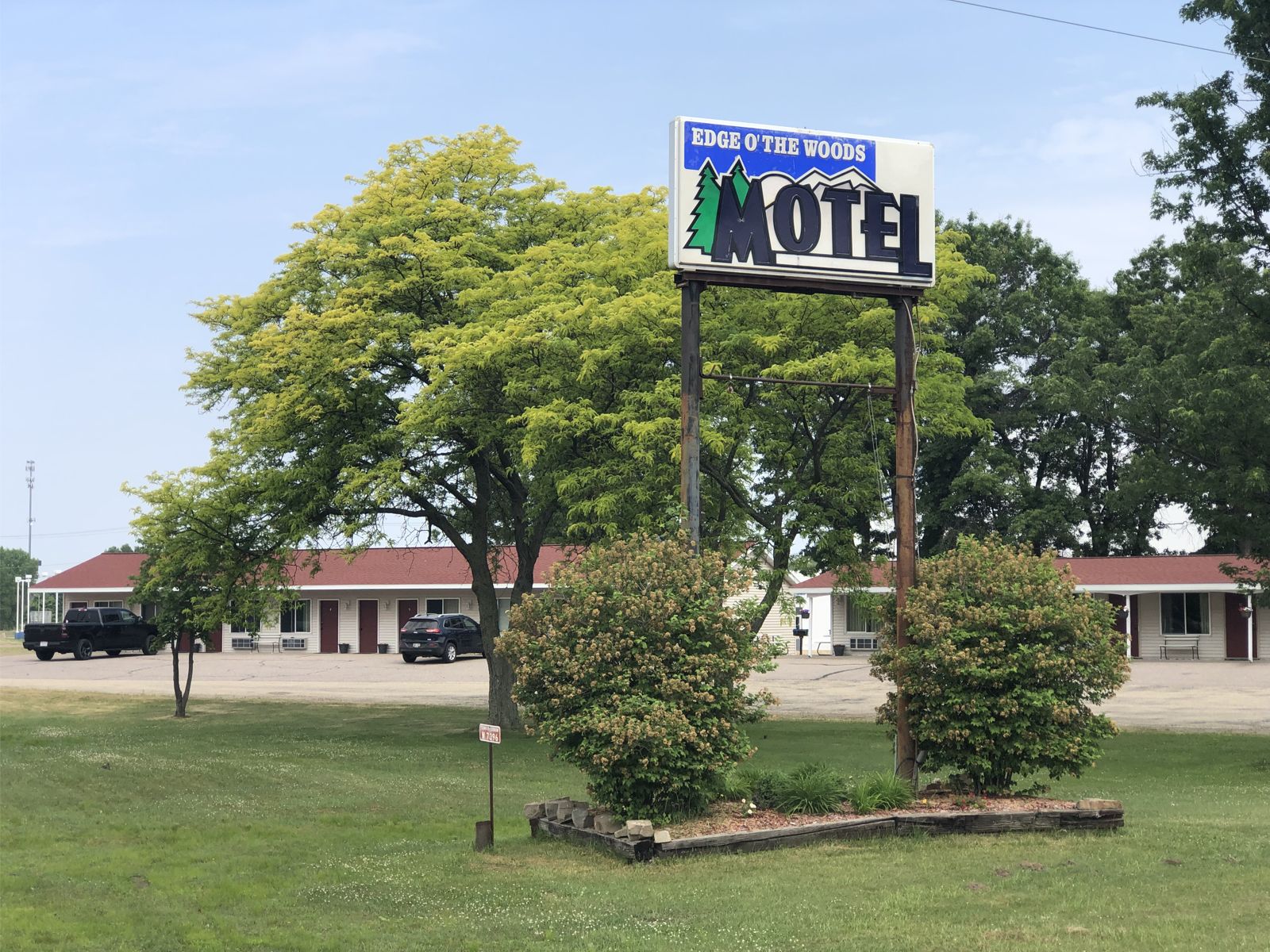 Edge O' the Woods Motel exterior in New Lisbon, WI