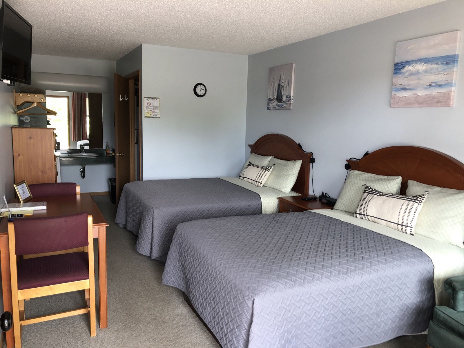 Guest room with two twin beds